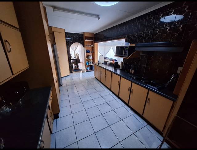 4 BEDROOM FREESTANDING FOR SALE IN VANDERBIJLPARK SE 2